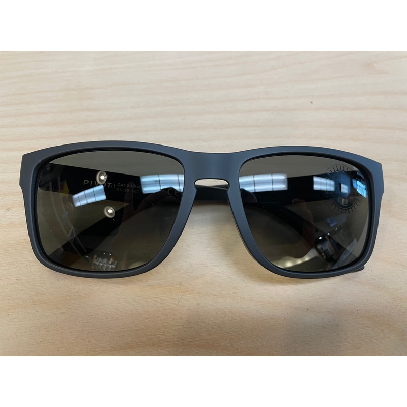 PIVOT Black on Black / Grey Polarized