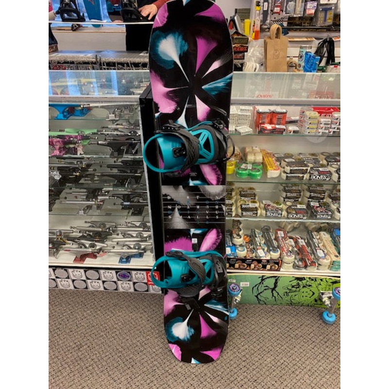Pre owned Burton Kid’s Deja Vu Smalls Snowboard and New 2024 Union Cadet Bindings 130